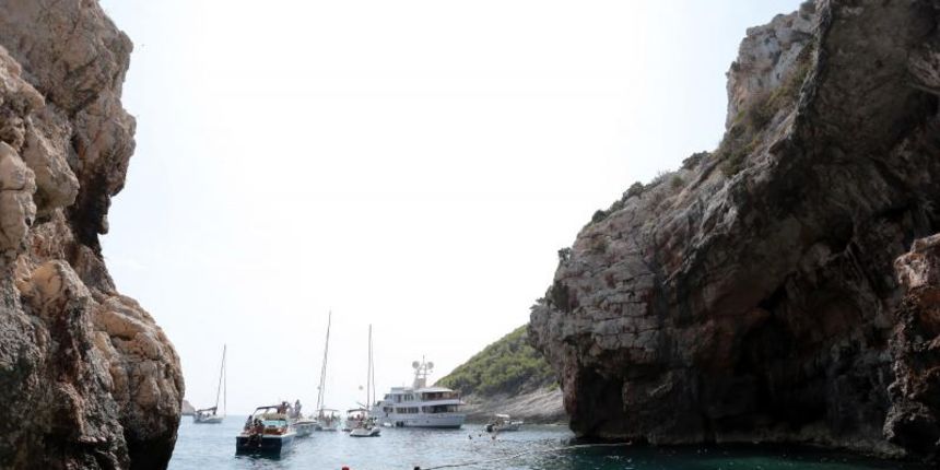 Osim svog poznatog nocnog zivota Hvar nudi i bezbroj aktivnosti i izleta tijekom dana. Jedan od izleta na obliznje otoke Vis i Bisevo. Zelena spilja na otoku Visu. 24.08.2013., Bisevo – Ovaj otok nudi mnostvo ljepota koje vrijedi posjetiti, a jedna od n Osim svog poznatog nocnog zivota Hvar nudi i bezbroj aktivnosti i izleta tijekom dana. Jedan od izleta na obliznje otoke Vis i Bisevo. Zelena spilja na otoku Visu. 24.08.2013., Bisevo – Ovaj otok nudi mnostvo ljepota koje vrijedi posjetiti, a jedna od n