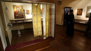 Zadar, 170513.
Crkva sv Ilije, Poluotok.
Veceras je otvorena sakralna riznica pravoslavne crkve sv. Ilije – vrijedne umjetnine i galerija ikona. Javnosti ju je predstavio episkop dalmatinski Fotije. Riznica je obnovljena sredstvima Ministarstva kultur Zadar, 170513.
Crkva sv Ilije, Poluotok.
Veceras je otvorena sakralna riznica pravoslavne crkve sv. Ilije – vrijedne umjetnine i galerija ikona. Javnosti ju je predstavio episkop dalmatinski Fotije. Riznica je obnovljena sredstvima Ministarstva kultur