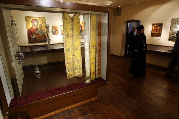 Zadar, 170513.
Crkva sv Ilije, Poluotok.
Veceras je otvorena sakralna riznica pravoslavne crkve sv. Ilije – vrijedne umjetnine i galerija ikona. Javnosti ju je predstavio episkop dalmatinski Fotije. Riznica je obnovljena sredstvima Ministarstva kultur Zadar, 170513.
Crkva sv Ilije, Poluotok.
Veceras je otvorena sakralna riznica pravoslavne crkve sv. Ilije – vrijedne umjetnine i galerija ikona. Javnosti ju je predstavio episkop dalmatinski Fotije. Riznica je obnovljena sredstvima Ministarstva kultur