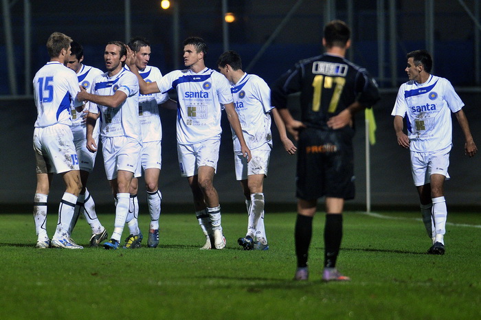 Zagreb, 221010.
Stadion u Kranjcevicevoj.
Utakmica 12. kola 1. T-com HNL: NK Hrvatski Dragovoljac i NK Zadar.
Na slici: Zadrani slave pogodak.
Foto: Boris Kovacev / CROPIX Zagreb, 221010.
Stadion u Kranjcevicevoj.
Utakmica 12. kola 1. T-com HNL: NK Hrvatski Dragovoljac i NK Zadar.
Na slici: Zadrani slave pogodak.
Foto: Boris Kovacev / CROPIX