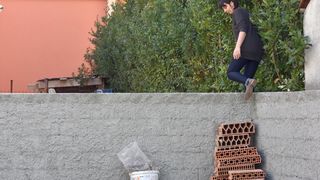 Merica Miškovic mora preskakati ogradni zid kako bi došla do svoje kuće