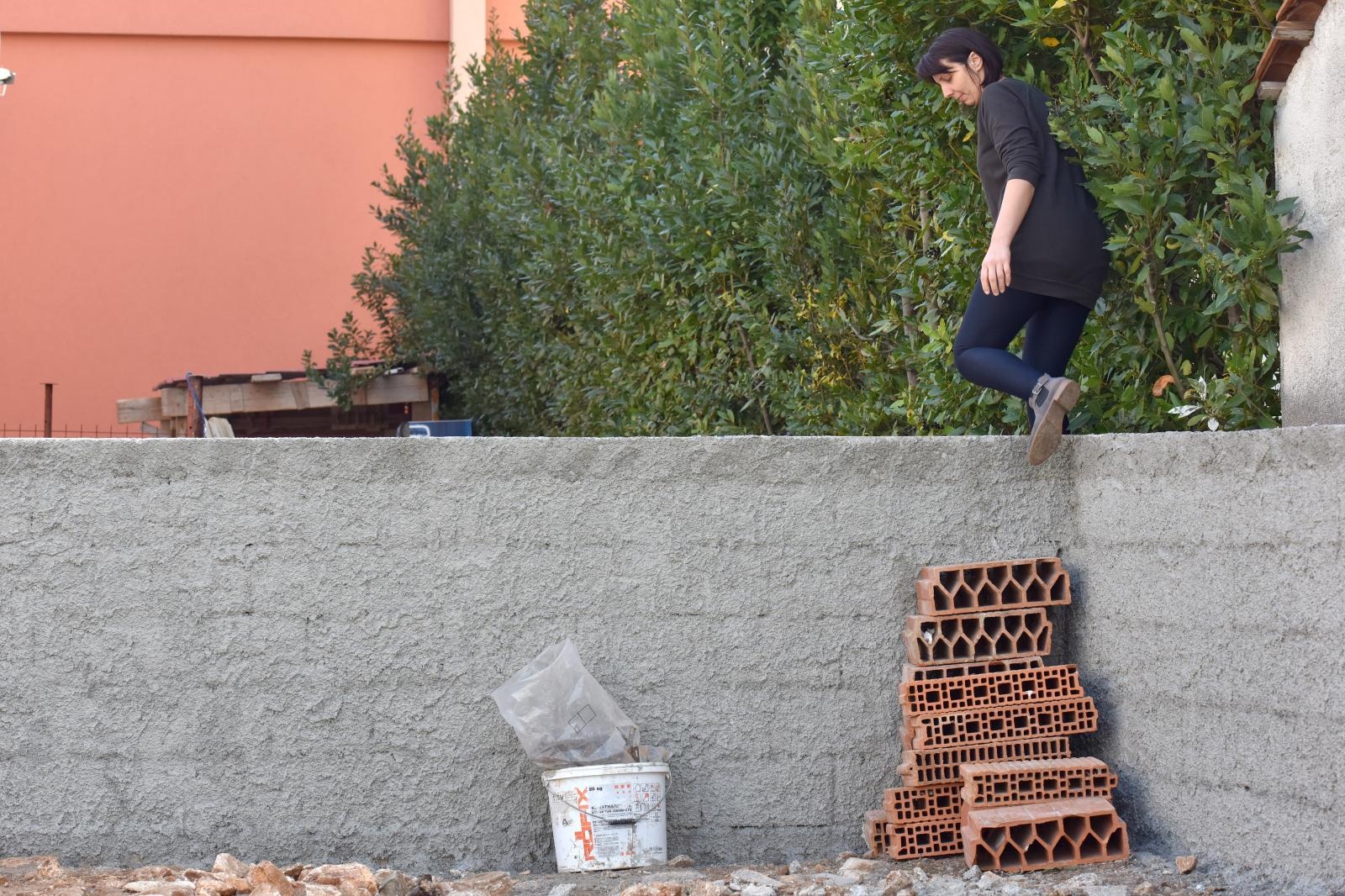 Merica Miškovic mora preskakati ogradni zid kako bi došla do svoje kuće