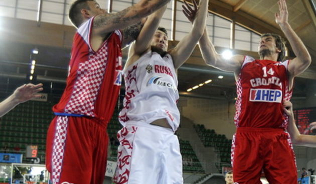 Bydgoszcz, 110909.
Dvorana Sport Arena Luczniczka.
Europsko prvenstvo u kosarci u Poljskoj, drugi krug natjecanja po skupinama 1.kolo grupe E Hrvatska protiv Rusije.
Na slici: Timofey Mozgov u skoku izmedju Nikse Prkacina i Sandra Nicevica.
Foto: Drago So