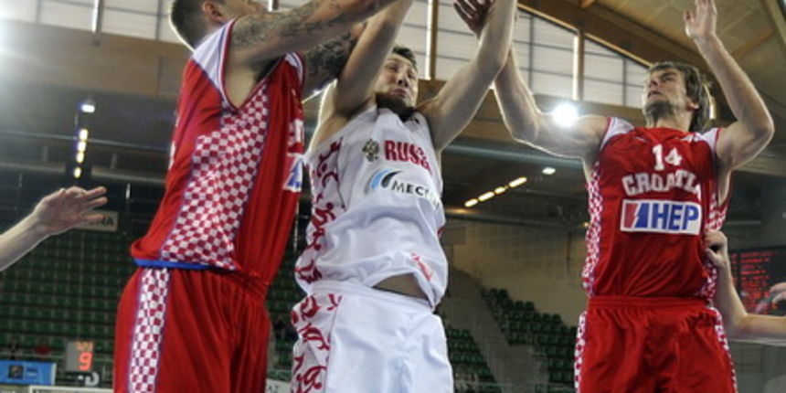 Bydgoszcz, 110909.
Dvorana Sport Arena Luczniczka.
Europsko prvenstvo u kosarci u Poljskoj, drugi krug natjecanja po skupinama 1.kolo grupe E Hrvatska protiv Rusije.
Na slici: Timofey Mozgov u skoku izmedju Nikse Prkacina i Sandra Nicevica.
Foto: Drago So