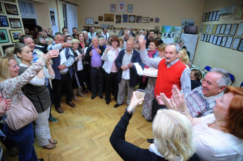 Nakon objave prvih izbornih rezultata nastalo je slavlje u stožeru HDZ-a i kolacijskih partnera. Slavila se pobjeda Božidara Kalmete, novog gradonačelnika Zadra, te pobjeda Stipe Zrilića, novog/satog župana Zadarske županije. Photo: Dino Stanin/PIXSELL Nakon objave prvih izbornih rezultata nastalo je slavlje u stožeru HDZ-a i kolacijskih partnera. Slavila se pobjeda Božidara Kalmete, novog gradonačelnika Zadra, te pobjeda Stipe Zrilića, novog/satog župana Zadarske županije. Photo: Dino Stanin/PIXSELL