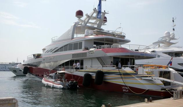 Zadar – Jahta joyMe u vlasnistvu milijunasa Philipa Zeptera dugacka je 50 metara, a trzisna vrijednost joj se procjenjuje na oko 30 milijuna eura. Pored jahte u zadarskoj marini mogli su se vidjeti Philip Zepter i Blaz Buble te djeca od gospodina Philipa