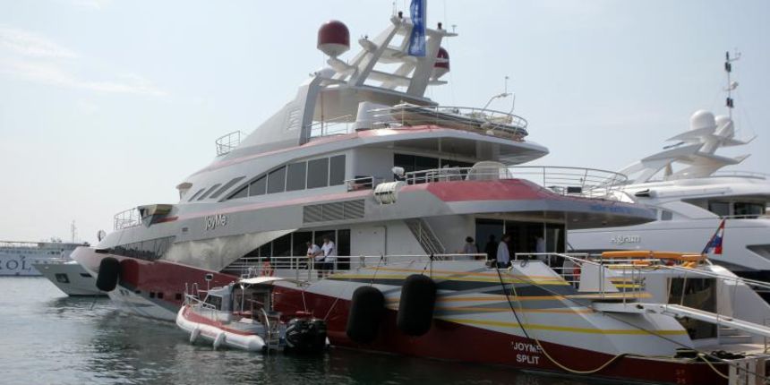 Zadar – Jahta joyMe u vlasnistvu milijunasa Philipa Zeptera dugacka je 50 metara, a trzisna vrijednost joj se procjenjuje na oko 30 milijuna eura. Pored jahte u zadarskoj marini mogli su se vidjeti Philip Zepter i Blaz Buble te djeca od gospodina Philipa Zadar – Jahta joyMe u vlasnistvu milijunasa Philipa Zeptera dugacka je 50 metara, a trzisna vrijednost joj se procjenjuje na oko 30 milijuna eura. Pored jahte u zadarskoj marini mogli su se vidjeti Philip Zepter i Blaz Buble te djeca od gospodina Philipa