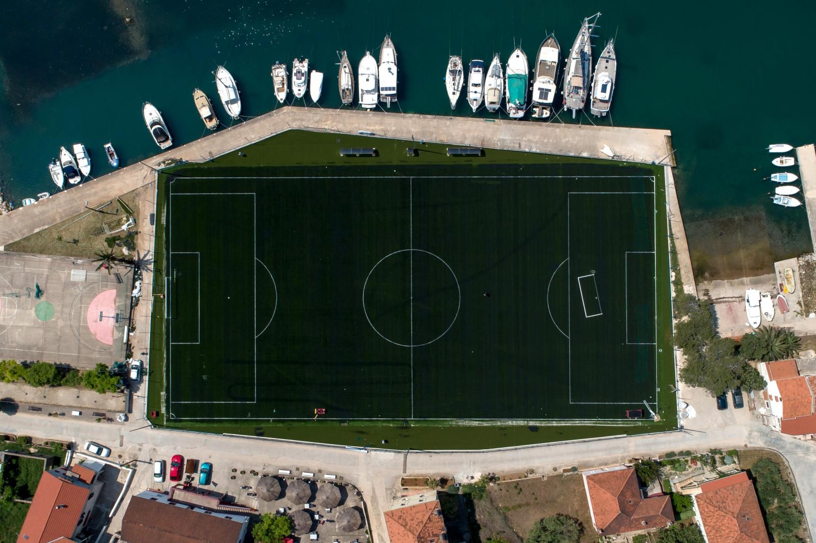 Nogometno igralište uz more u Sutomišćici jedno je od najljepših na svijetu
