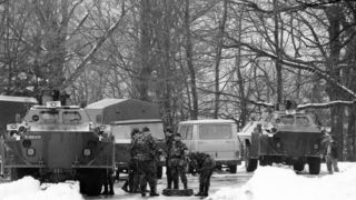 310391. ARHIVSKA FOTOGRAFIJA:
Plitvicka jezera – Akcija pripadnika za posebne namjene hrvatskog MUP-a na sam Uskrs 31.03.1991 kojom je ponovno uspostavljena policijska postaja na Plitvickim jezerima. Okrsaj je trajajo vise sati u kojoj je poginuo redarstv 310391. ARHIVSKA FOTOGRAFIJA:
Plitvicka jezera – Akcija pripadnika za posebne namjene hrvatskog MUP-a na sam Uskrs 31.03.1991 kojom je ponovno uspostavljena policijska postaja na Plitvickim jezerima. Okrsaj je trajajo vise sati u kojoj je poginuo redarstv