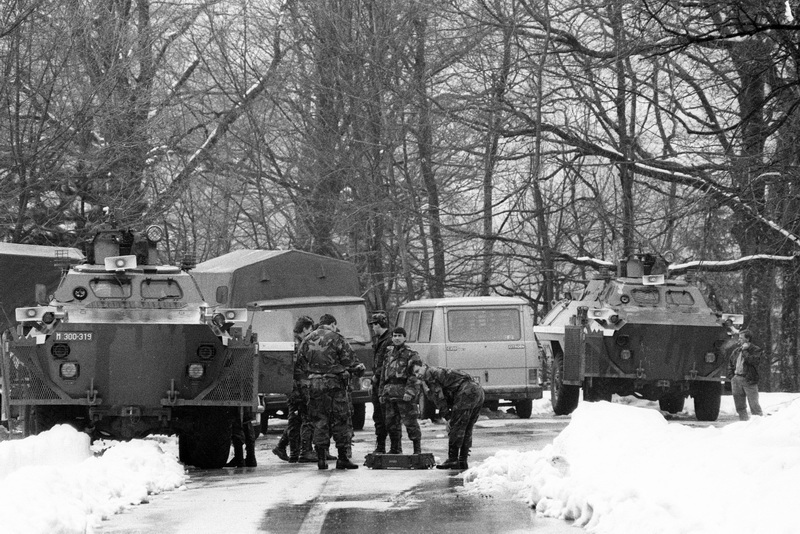 310391. ARHIVSKA FOTOGRAFIJA:
Plitvicka jezera – Akcija pripadnika za posebne namjene hrvatskog MUP-a na sam Uskrs 31.03.1991 kojom je ponovno uspostavljena policijska postaja na Plitvickim jezerima. Okrsaj je trajajo vise sati u kojoj je poginuo redarstv 310391. ARHIVSKA FOTOGRAFIJA:
Plitvicka jezera – Akcija pripadnika za posebne namjene hrvatskog MUP-a na sam Uskrs 31.03.1991 kojom je ponovno uspostavljena policijska postaja na Plitvickim jezerima. Okrsaj je trajajo vise sati u kojoj je poginuo redarstv