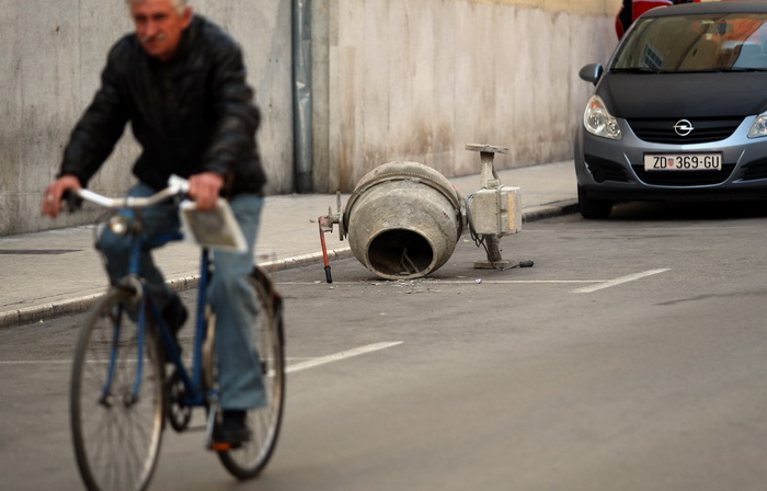Zadar, 180312.
U noci sa subote na nedjelju nepoznati pocinitelji razbijali su po Poluotoku te napravili veliku stetu na gradilistu kod Trga pet bunara gdje je porazbijana rampa za ulaz u park, a mjesalica za beton zavrsila je cak kod pomorske skole u dru Zadar, 180312.
U noci sa subote na nedjelju nepoznati pocinitelji razbijali su po Poluotoku te napravili veliku stetu na gradilistu kod Trga pet bunara gdje je porazbijana rampa za ulaz u park, a mjesalica za beton zavrsila je cak kod pomorske skole u dru