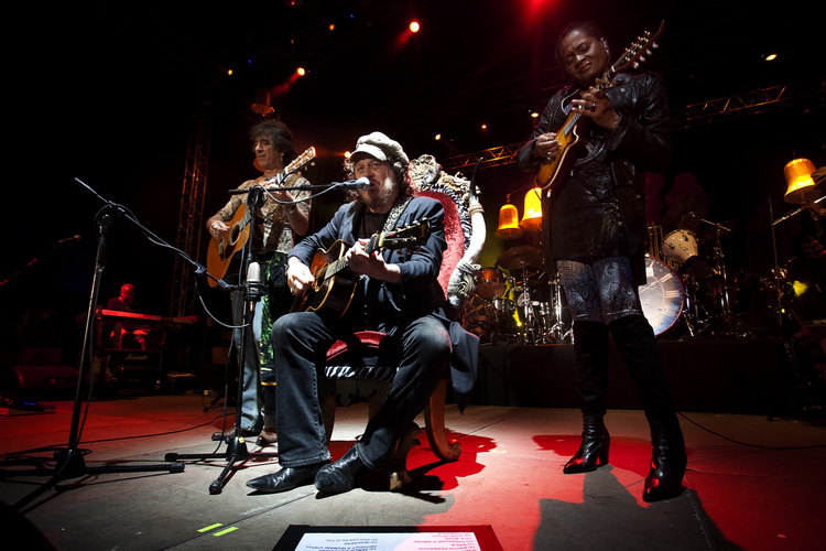 Pula, 180611.
Arena.
Zucchero se koncertom u Areni Puljanima predstavio u sklopu “Chocaback Tour 2011” turneje . Ovo mu je treci put da nastupa u Pulskoj Areni.
Na fotografiji: Zucchero.
Foto: Srecko Niketic / CROPIX Pula, 180611.
Arena.
Zucchero se koncertom u Areni Puljanima predstavio u sklopu “Chocaback Tour 2011” turneje . Ovo mu je treci put da nastupa u Pulskoj Areni.
Na fotografiji: Zucchero.
Foto: Srecko Niketic / CROPIX
