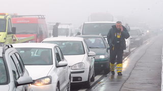 Zagreb, 161111.
Zagrebacka obilaznica, smjer istok, na mostu prije cvora Ivanja Reka, u jutrosnjoj magli oko 7 i 30 sati , sudarilo se dvadesetak automobila, a ozlijedjeno je vise osoba.
Foto: Goran Mehkek / Cropix