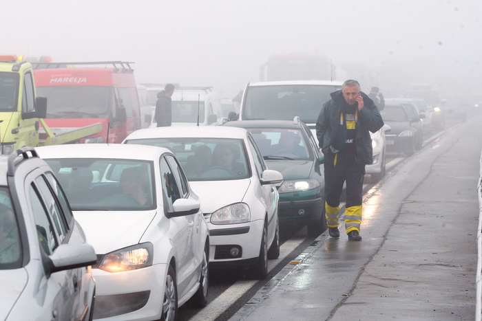 Zagreb, 161111.
Zagrebacka obilaznica, smjer istok, na mostu prije cvora Ivanja Reka, u jutrosnjoj magli oko 7 i 30 sati , sudarilo se dvadesetak automobila, a ozlijedjeno je vise osoba.
Foto: Goran Mehkek / Cropix