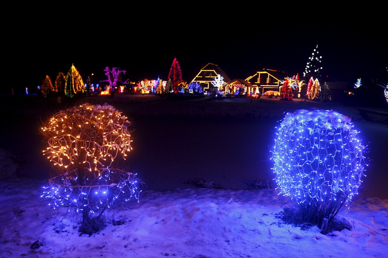 Cazma, 171210.
Grabovnica pokraj Cazme.
Imanje obitelji Salaj.
Predsjednica Vlade Jadranka Kosor svecano je upalili lampice na imanju obitelji Salaj u okviru Bozicne price u Cazmi.
Na imanju je ove godine upaljeno 1100000 lampica.
Prigodom otvorenja bio j