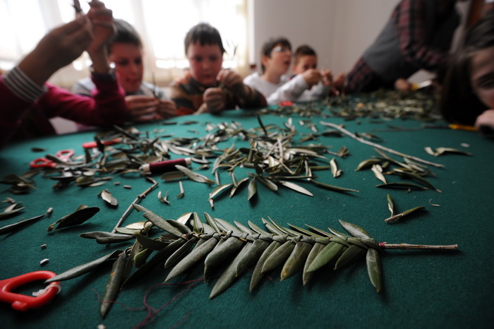 Zadar, 190313.
U prostoru gradske straze organizirana je radionica izrade maslinovih grancica za osnovnoskolce.
Na fotografiji: detalj s radionice.
Foto: Luka Gerlanc / CROPIX Zadar, 190313.
U prostoru gradske straze organizirana je radionica izrade maslinovih grancica za osnovnoskolce.
Na fotografiji: detalj s radionice.
Foto: Luka Gerlanc / CROPIX