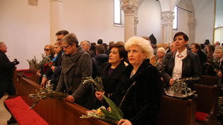 Cvjetnica 20. ožujka 2016: Nakon blagoslova maslinovih grančica, nadbisku Želimir Puljić predvodio je procesiju do katedrale sv. Stošije gdje je služio misno slavlje na kojem se pjevala Muka našeg Gospodina Cvjetnica 20. ožujka 2016: Nakon blagoslova maslinovih grančica, nadbisku Želimir Puljić predvodio je procesiju do katedrale sv. Stošije gdje je služio misno slavlje na kojem se pjevala Muka našeg Gospodina