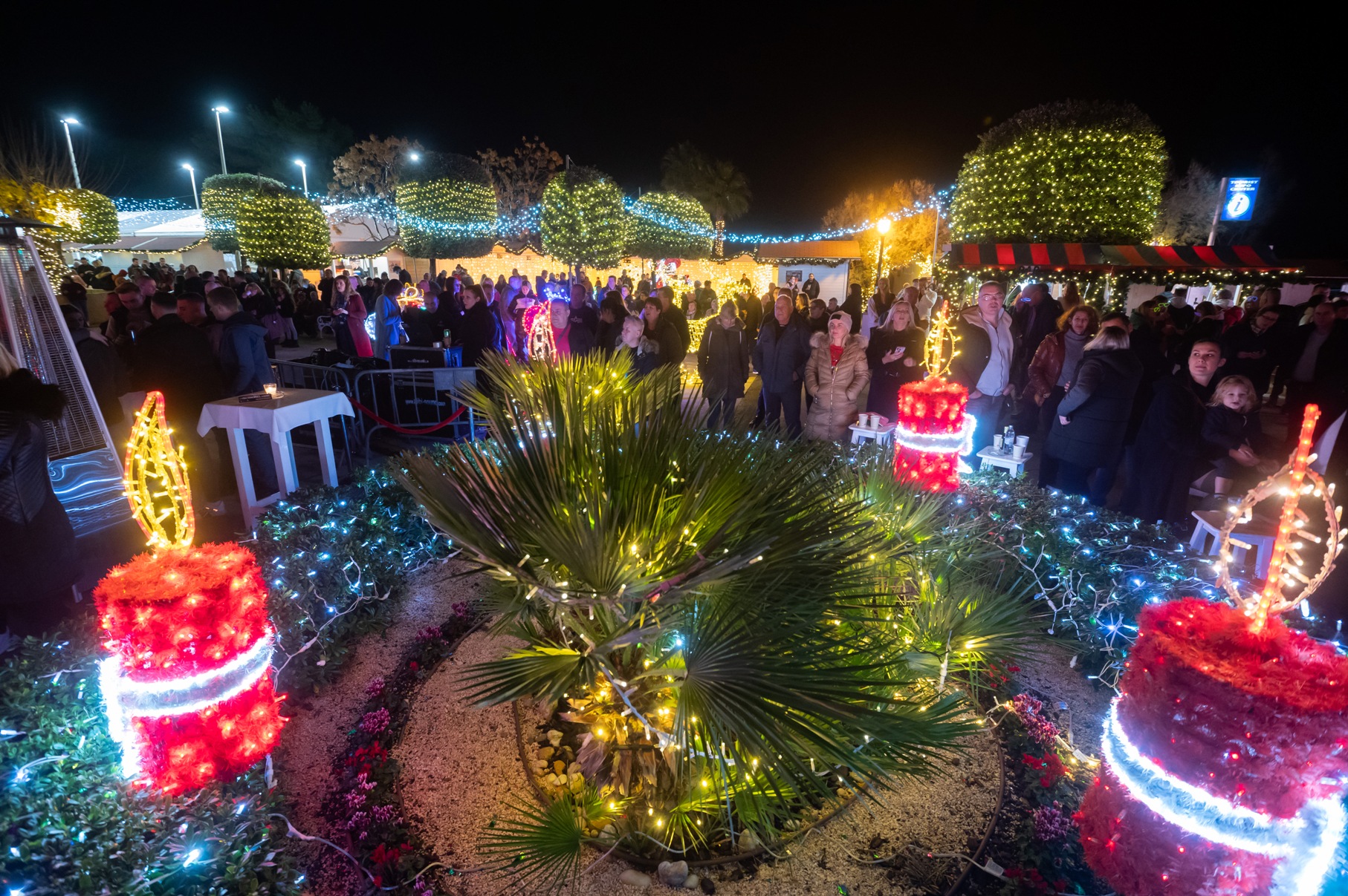 Vatromet, tisuće konfeta, šampanjac, prskalice i koncert Ivana Zaka i Tempo Banda