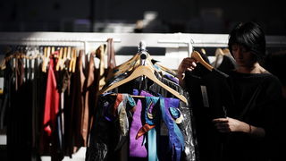 Zagreb, 300911.
Sajam mode Fashion.hr, koji je na Zagrebackom velesajmu okupio 90 izlagaca iz Hrvatske i 29 iz regije, otvorila je predsjednica Vlade RH Jadranka Kosor. 
Na slici: odjeca na sajmu.
Foto: Dragan Matic / Cropix