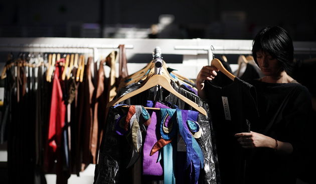 Zagreb, 300911.
Sajam mode Fashion.hr, koji je na Zagrebackom velesajmu okupio 90 izlagaca iz Hrvatske i 29 iz regije, otvorila je predsjednica Vlade RH Jadranka Kosor. 
Na slici: odjeca na sajmu.
Foto: Dragan Matic / Cropix