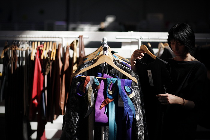 Zagreb, 300911.
Sajam mode Fashion.hr, koji je na Zagrebackom velesajmu okupio 90 izlagaca iz Hrvatske i 29 iz regije, otvorila je predsjednica Vlade RH Jadranka Kosor. 
Na slici: odjeca na sajmu.
Foto: Dragan Matic / Cropix