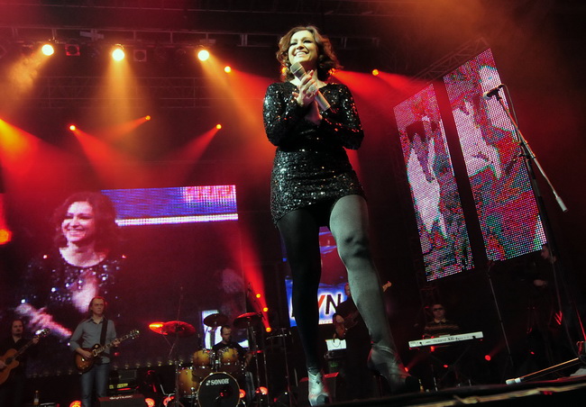 Skoplje, 240110.
Humanitarni koncert odrzan u Skoplju na kome su izvodjaci premijerno pjevali pjesme koje je komponirao Tose Proeski.
Na fotografiji: Nina Badric.
Foto: Maja Zlatevska / CROPIX Skoplje, 240110.
Humanitarni koncert odrzan u Skoplju na kome su izvodjaci premijerno pjevali pjesme koje je komponirao Tose Proeski.
Na fotografiji: Nina Badric.
Foto: Maja Zlatevska / CROPIX