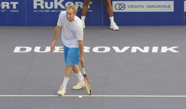 Dubrovnik, 080710.
Danas se ispred Knezeva dvora u Dubrovniku odrzao humanitarni mec za pedijatriju Dubrovacke opce bolnice, mec su odigrali tenisaci Goran Ivanisevic i John McEnroe. 
Na slici: John McEnroe.
Foto: Admir Buljubasic / CROPIX