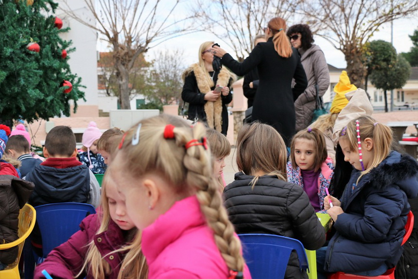 Sveti Nikola darivao mališane na Viru, Krampus bez posla Sveti Nikola darivao mališane na Viru, Krampus bez posla