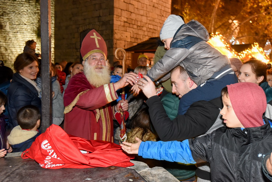 Advent u Zadru: Sveti Nikola razveselio najmlađe Zadrane Advent u Zadru: Sveti Nikola razveselio najmlađe Zadrane