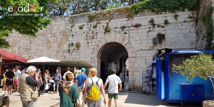 Gradska tržnica Zadar, pijaca. Vrata Sv. Roka