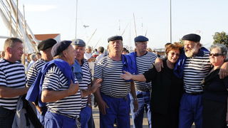 Murter, 021011.
U Murteru odrzana tradicionalna regata brodica ” Latinsko idro” gdje je sudjelovalo sedamdesetak posada.
Na slici: uobicajeno je da nakon regate najstariji ribari povedu pjesmu za dobro raspolozenje.
Foto: Jadran Babic / CROPIX Murter, 021011.
U Murteru odrzana tradicionalna regata brodica ” Latinsko idro” gdje je sudjelovalo sedamdesetak posada.
Na slici: uobicajeno je da nakon regate najstariji ribari povedu pjesmu za dobro raspolozenje.
Foto: Jadran Babic / CROPIX