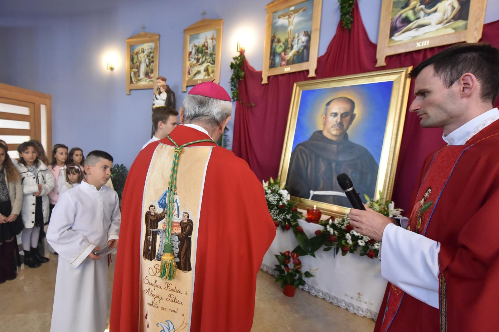 Zadarski nadbiskup Puljić predvodio svetu misu u Kistanjama povodom obilježavanja obljetnice proglašenja blaženim Serafina Kodića Zadarski nadbiskup Puljić predvodio svetu misu u Kistanjama povodom obilježavanja obljetnice proglašenja blaženim Serafina Kodića