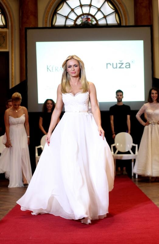 U vjenčanicama koje je dizajnirala Matija Vujica kozmetičku liniju su predstavile Renata Sopek. Natali Dizdar, Tatjana Jurić, Vanna i Lana Jurčević U vjenčanicama koje je dizajnirala Matija Vujica kozmetičku liniju su predstavile Renata Sopek. Natali Dizdar, Tatjana Jurić, Vanna i Lana Jurčević