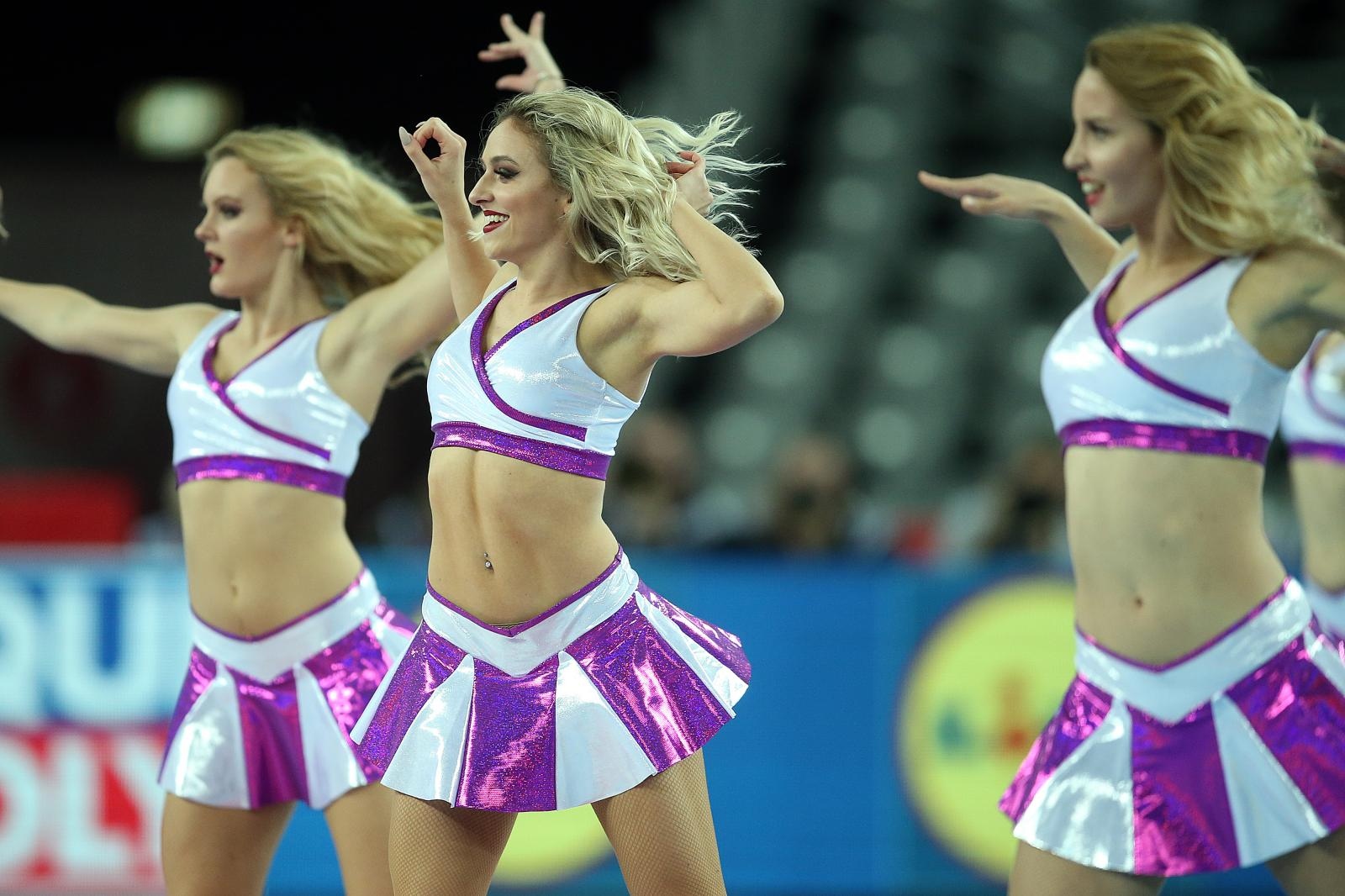 Atraktivne plesačice zagrijale atmosferu u zagrebačkoj Areni