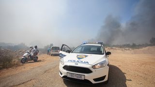 Vatrogasci i kanaderi lokalizirali požar u blizini gradskog deponija Vatrogasci i kanaderi lokalizirali požar u blizini gradskog deponija