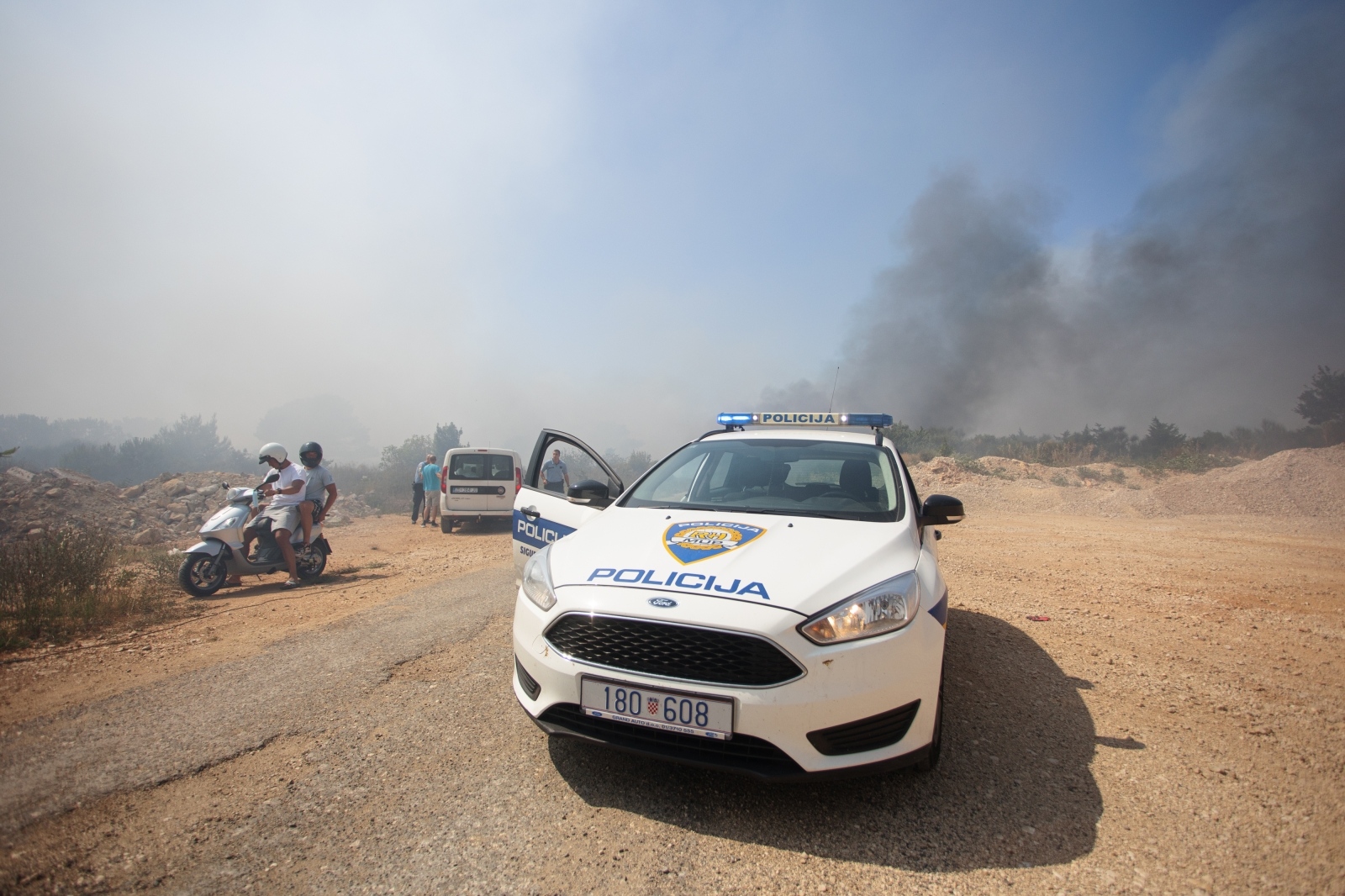 Vatrogasci i kanaderi lokalizirali požar u blizini gradskog deponija Vatrogasci i kanaderi lokalizirali požar u blizini gradskog deponija