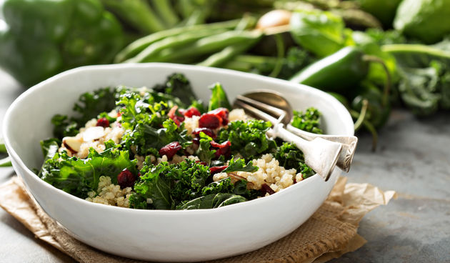 Kelj + bademi – kelj je pun vitamina E, koji pomaže našem imunitetu i štiti od raka i bolesti srca. Topljiv je u masti, pa vam je potreban hranjivi izvor masnoća da bi se povećala apsorpcija. Bademi čine dobrog partnera