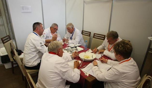 Umag – Hotel Sol Garden Istra u Katoru. Dani hrvatskog kulinarstva i ove godine okupljaju najbolje kuhare, slasticare i ucenike srednjih strukovnih ckola koji se natjecu za medalje i titule drzavnih prvaka. Clanovi zirija. Photo: Dusko Marusic/PIXSELL