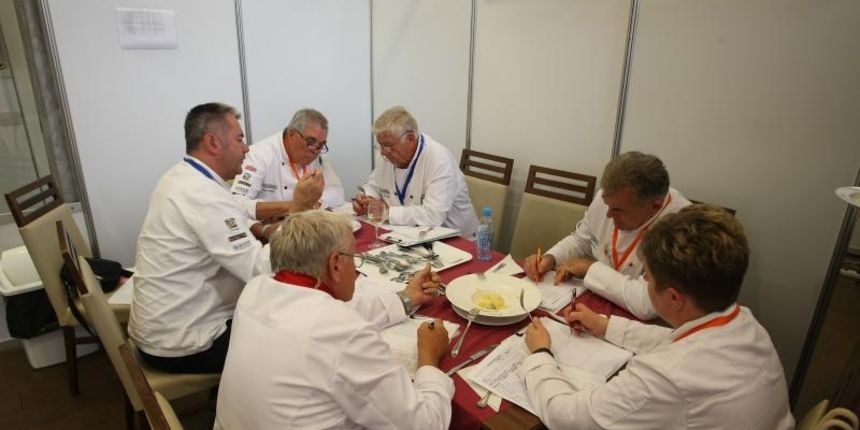 Umag – Hotel Sol Garden Istra u Katoru. Dani hrvatskog kulinarstva i ove godine okupljaju najbolje kuhare, slasticare i ucenike srednjih strukovnih ckola koji se natjecu za medalje i titule drzavnih prvaka. Clanovi zirija. Photo: Dusko Marusic/PIXSELL