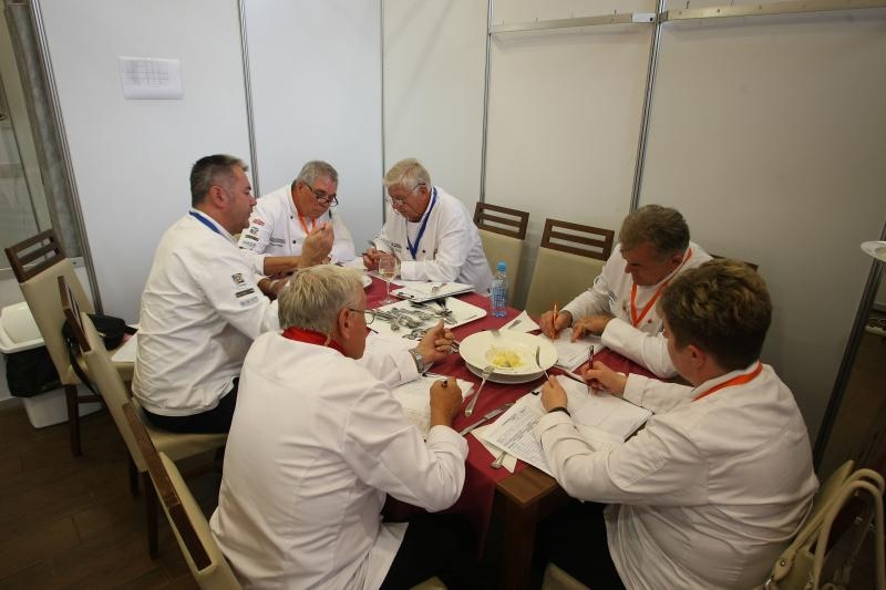 Umag – Hotel Sol Garden Istra u Katoru. Dani hrvatskog kulinarstva i ove godine okupljaju najbolje kuhare, slasticare i ucenike srednjih strukovnih ckola koji se natjecu za medalje i titule drzavnih prvaka. Clanovi zirija. Photo: Dusko Marusic/PIXSELL Umag – Hotel Sol Garden Istra u Katoru. Dani hrvatskog kulinarstva i ove godine okupljaju najbolje kuhare, slasticare i ucenike srednjih strukovnih ckola koji se natjecu za medalje i titule drzavnih prvaka. Clanovi zirija. Photo: Dusko Marusic/PIXSELL