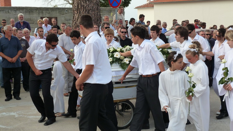 Tkon: Posljednji ispraćaj malenog anđela, Roka Ugrinića 7. lipnja 2011.