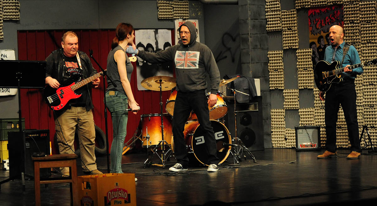 Zadar, 13.3.2014. snimio: Nenad Marčev 
Borivoj Radaković 
GRUPA 
redatelj: Mario Kovač 
igraju: Sreten Mokrović, Ranko Zidarić, 
Ivica Zadro i Iva Visković 
Kazalište KNAP (Kazalište na Peščenici) 
Dvorana HNK Zadar