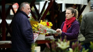 Zadar, 080313.
Danas se diljem svijeta, pa tako i u Zadru, obiljezava Medjunarodni dan zena.
Zadrani su danas zenama, prema obicaju, poklanjali cvijece.
Na fotografiji: detalj sa zadarske trznice.
Foto: Jure Miskovic / CROPIX