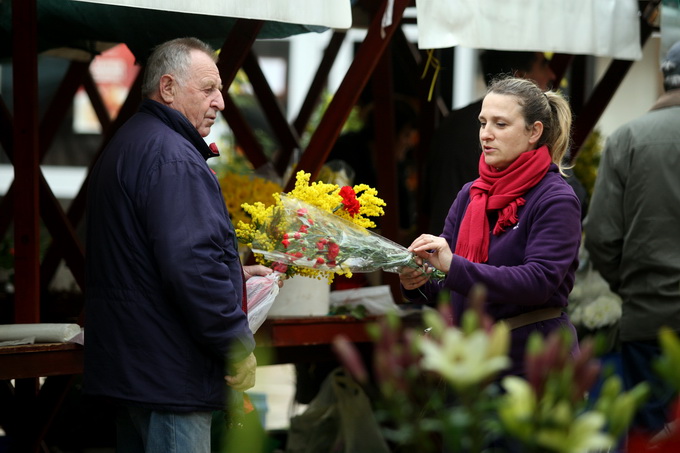 Zadar, 080313.
Danas se diljem svijeta, pa tako i u Zadru, obiljezava Medjunarodni dan zena.
Zadrani su danas zenama, prema obicaju, poklanjali cvijece.
Na fotografiji: detalj sa zadarske trznice.
Foto: Jure Miskovic / CROPIX