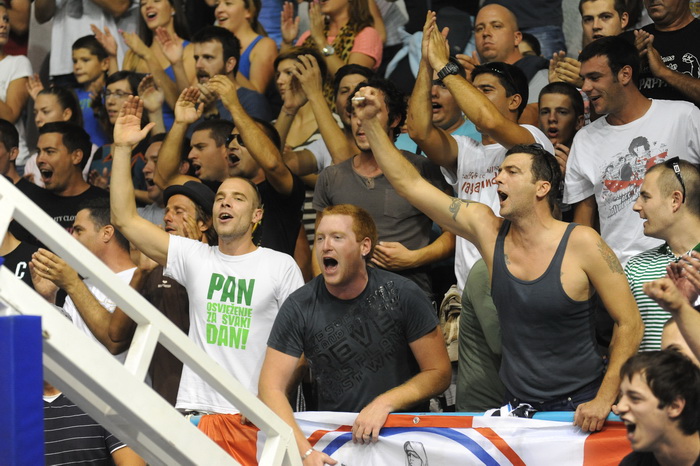 Zadar, 230912
Dvorana Jazine.
Humanitarna utakmica “Za Stephanie smo vratili kosarku u Jazine” na kojoj su nastupile brojne bivse zvijezde KK Zadra poput Dina Radje, Arijana Komazeca, Gordana Giriceka i drugih.
Na fotografiji: detalj s dogadjaja
Foto: Lu Zadar, 230912
Dvorana Jazine.
Humanitarna utakmica “Za Stephanie smo vratili kosarku u Jazine” na kojoj su nastupile brojne bivse zvijezde KK Zadra poput Dina Radje, Arijana Komazeca, Gordana Giriceka i drugih.
Na fotografiji: detalj s dogadjaja
Foto: Lu