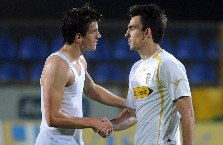 Zapresic, 151010.
Stadion NK Inter, 1. HNL, 11. kolo, seniori, susret NK Inter i NK Zadar.
Na slici: Ivan cestita bratu Kresevanu Santini na pobjedi.
Foto: Damir Krajac / CROPIX Zapresic, 151010.
Stadion NK Inter, 1. HNL, 11. kolo, seniori, susret NK Inter i NK Zadar.
Na slici: Ivan cestita bratu Kresevanu Santini na pobjedi.
Foto: Damir Krajac / CROPIX
