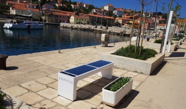 Pametna klupa u Salima