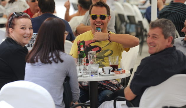 Zadar, 290912
Robert Knjaz s prijateljima na picu na Narodnom trgu u Zadru.
Foto: Luka Gerlanc / CROPIX