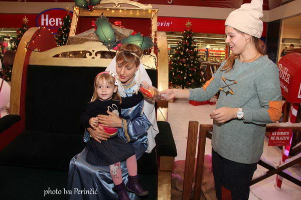 Sv. Luce razveselila mališane u Supernova centru, Foto: Iva Perinčić Sv. Luce razveselila mališane u Supernova centru, Foto: Iva Perinčić