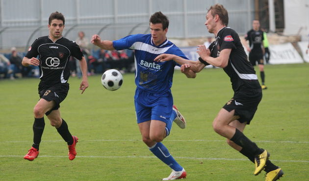 Zadar, 300411.
 StadionStanovi.Nogemetna utakmica 1.HNL-a izmedju Zadra i Hrvatskog Dragovoljca
Na slici : detalj iz igre
Foto Vladimir Ivanov / CROPIX